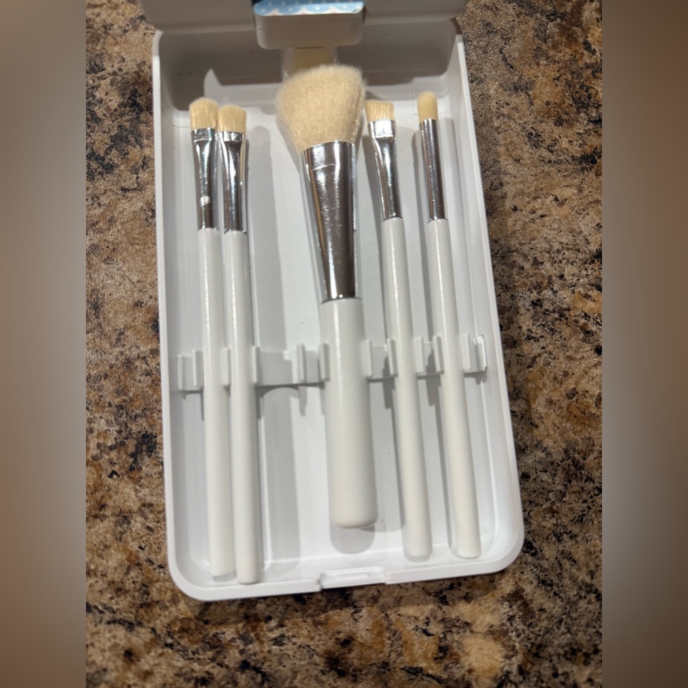 Cinnamoroll Sanrio Makeup Brushes compact set - Picture 2 of 4
